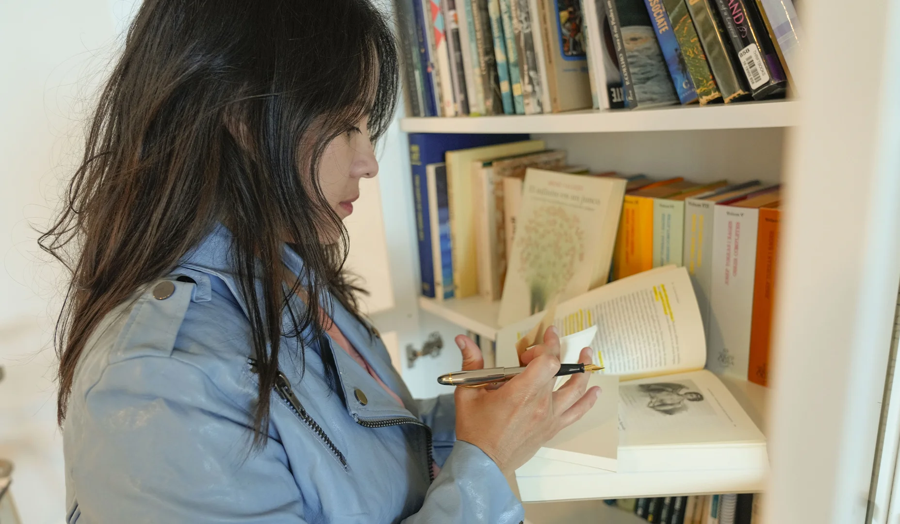 Mujer con un libro en la mano